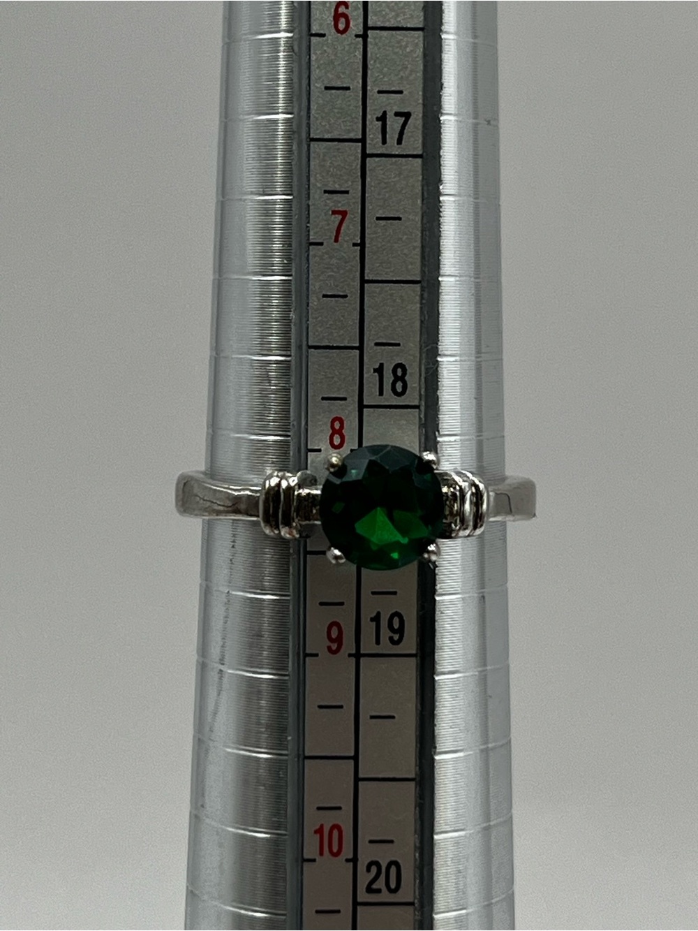 Silver Tone Emerald Green Solitaire Ring Size 8